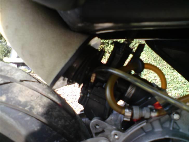 Gilera Runner TS LC DD - Fodermaskine og filteret. Har ikke skærm på, så derfor går filteret mod hjulet når jeg accelererer. Det har jeg så ordnet med en strip :D Den går dog stadig lidt på, så kommer nok ikke helt uden om skærmen (: billede 8