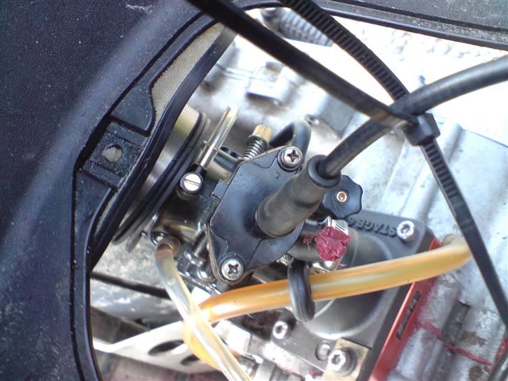 Gilera Runner TS LC DD - Fodermaskinen oppefra. Har ikke lige sat svanehals på, så kablet sidder med en strip, så det ikke sidder fuldstændig skævt (: billede 9