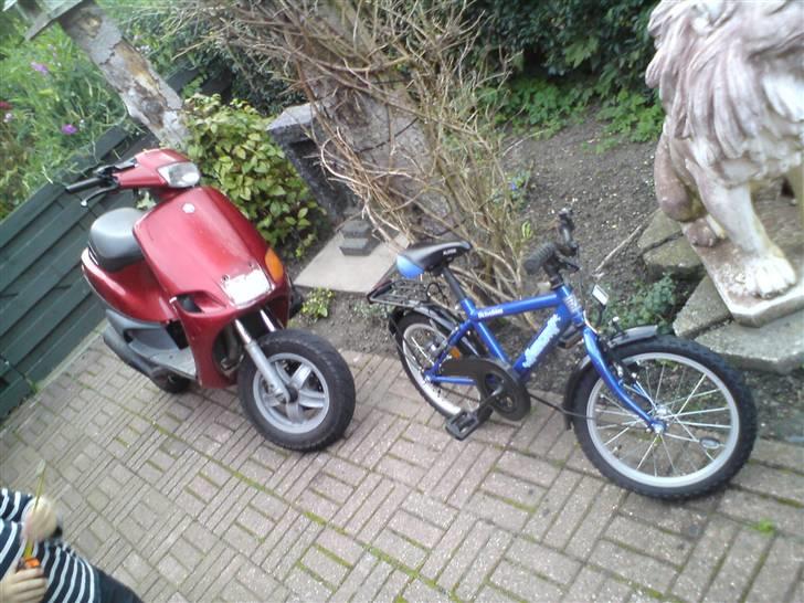 Piaggio Zip "Under ombygning" - min og brormands jern heste HAHA :D billede 10