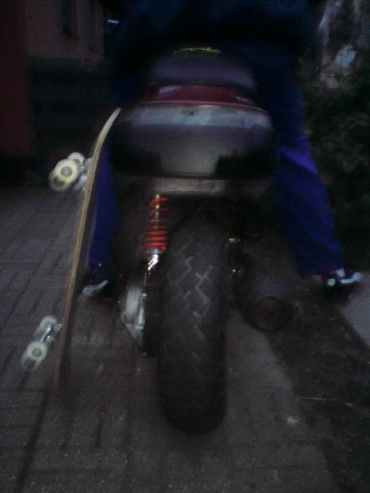 Piaggio Zip "Under ombygning" - Dårligt billed men bare får og vise baglygten .. billede 12