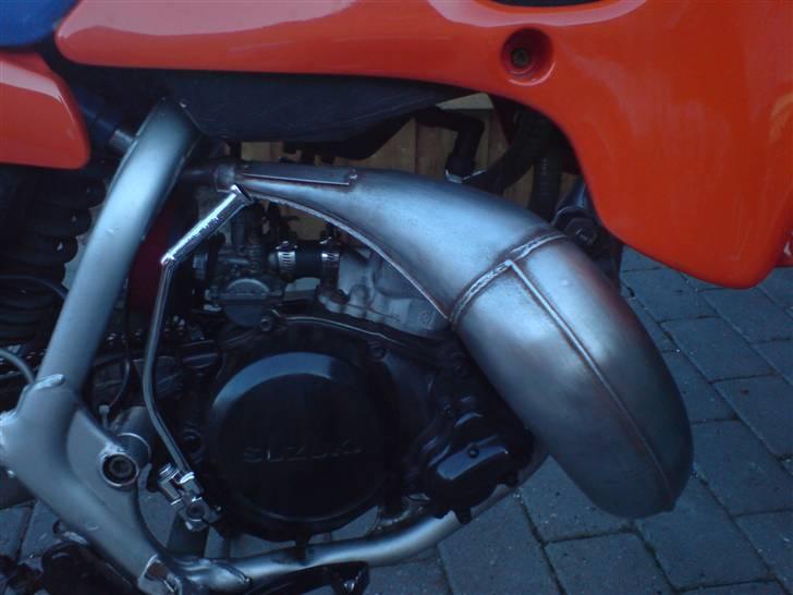 Suzuki RMX  byttet - slibet udstødning sidder på RMX billede 4