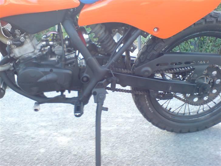 Suzuki RMX  byttet - prøv lige at se.. hvem kan lige male stel...   :) billede 11