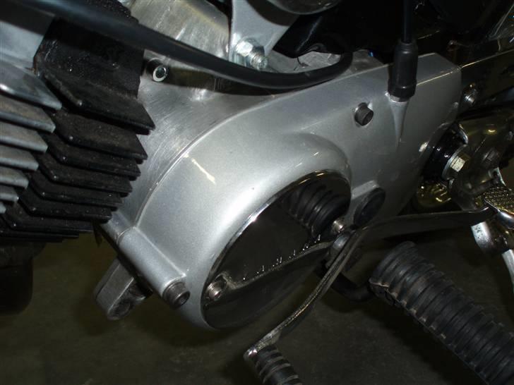 Yamaha FS1 K1 4 Gear "THE BLUE" - Her kan man se at koblings skjoldet er blevet malet, og det er den inderste del af motor blokken ikke. Det var den heller ikke fra Original. billede 8