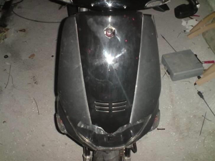 Gilera Runner TS LC DD - Så kom fronten på. Bliver nok de to farver på hele runneren (: billede 13