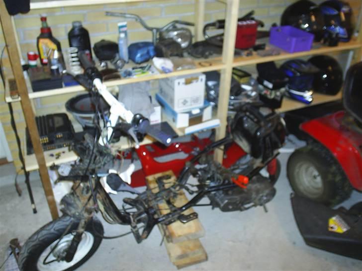 Yamaha Jog Space. Solgt;( - Da den holdte stille, mens jeg gik og ventede på delene, vennerne og Bajerne;D billede 1