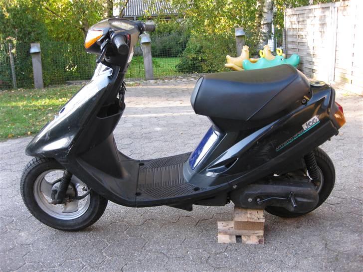 Yamaha Jog væk - Orginal udstødning og center støttefod haves. Orginal olieklap og bagskærm kommer! billede 1
