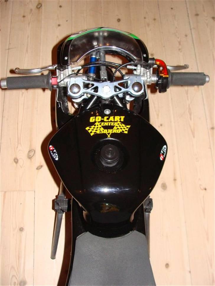 MiniBike DM GP1 Factory 50cc SOLGT - Styr-huset, med kig til den justérbare blå BZM styrdæmper billede 8