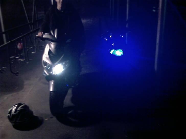 Peugeot Speedfight2 (total skade) - den kunne nu godt have lyst lidt kraftiger...:D (Min til venstre) billede 10