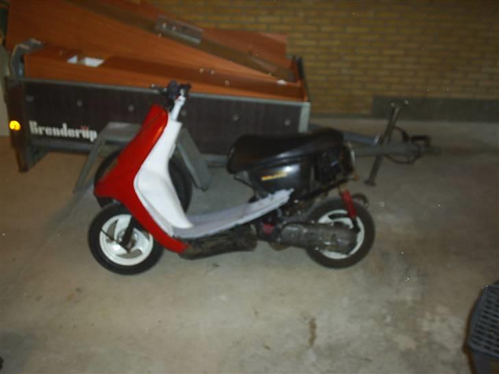 Yamaha Jog Space. Solgt;( - Som den holder nu, ikke færdig samlet, som i kan se. Bilver lavet i dag regner jeg med;D billede 3