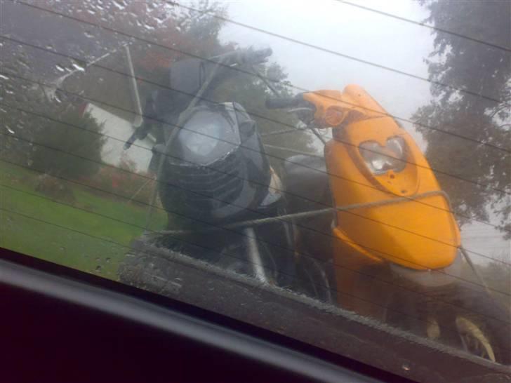 Aprilia Sonic  - da vi var på vej hjem med den, den til højre er en cagiva progress 50 men fik den med gratis :P billede 2