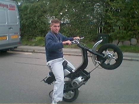 Suzuki Jog/50 solgt - Mig der sidder på den! Se et billede der ikke var der før! billede 2
