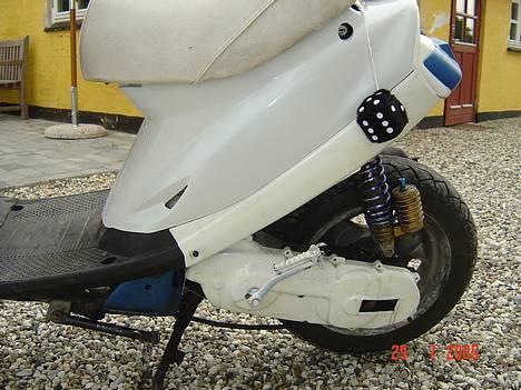 Yamaha jog fs solgt - har hjulpet lidt a den blev hvid igen billede 2