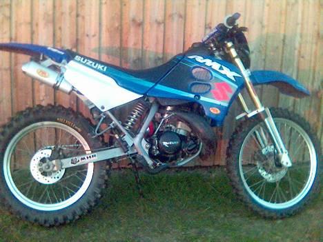 Suzuki Rmx SOLGT - Nyt pic fra den 29/3 Hvor jeg har fået sat nye cross dæk på og en bagskærm fra en 125cc og skåret i side skjoldene yamaha billede 2