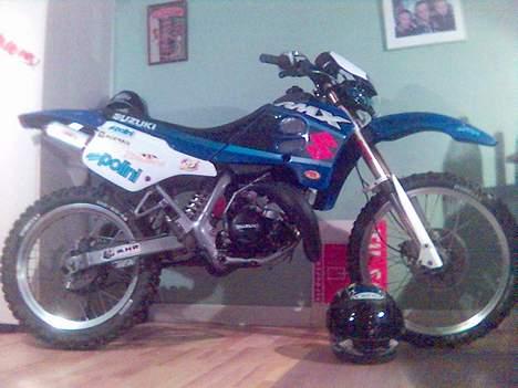 Suzuki Rmx SOLGT - Her står den så på mit værelse i vinterhi billede 3