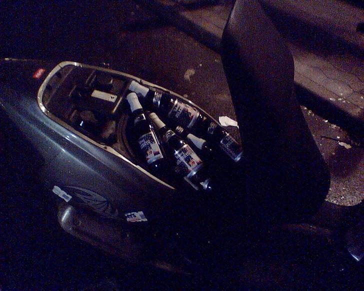 Aprilia Rally (SOLGT) - dejlligt stort hjælm rum der er næsten plads til en hel kasse øl:) billede 4