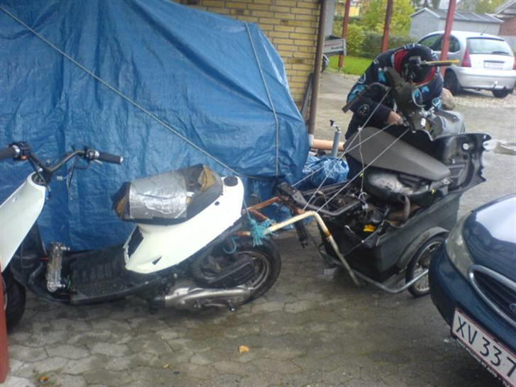 Aprilia sonic - [Byttet til Rs50] - nu forsvandt sonicen sku! :P 150cc jog smutter med den på cykel trailer :P  billede 13