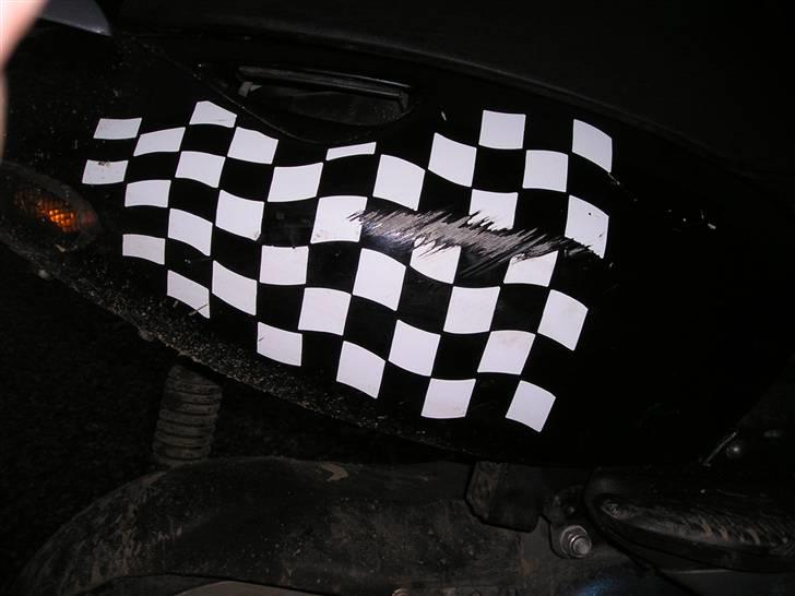 Aprilia sonic Gp >>SOLGT<< - Ridsen i det højre side skjold, er den tideligere ejer der har lavet den og ikke min. billede 5