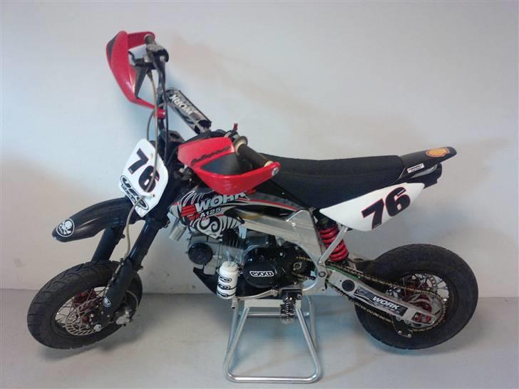 MiniBike PITBIKE WORKZ WFA SOLGT  - som den står nu, bygget om til motard :) der er dog sat fiber klodser og huller i forskærm siden. billede 2