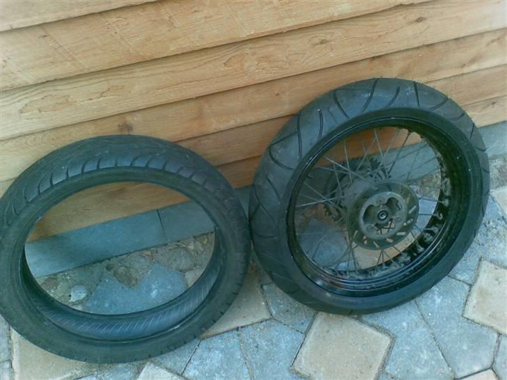 Derbi Senda SM X-treme LC DD - det nye michelin pilot sporty monterede og SKF lejre monterede og det gamle dæk billede 10