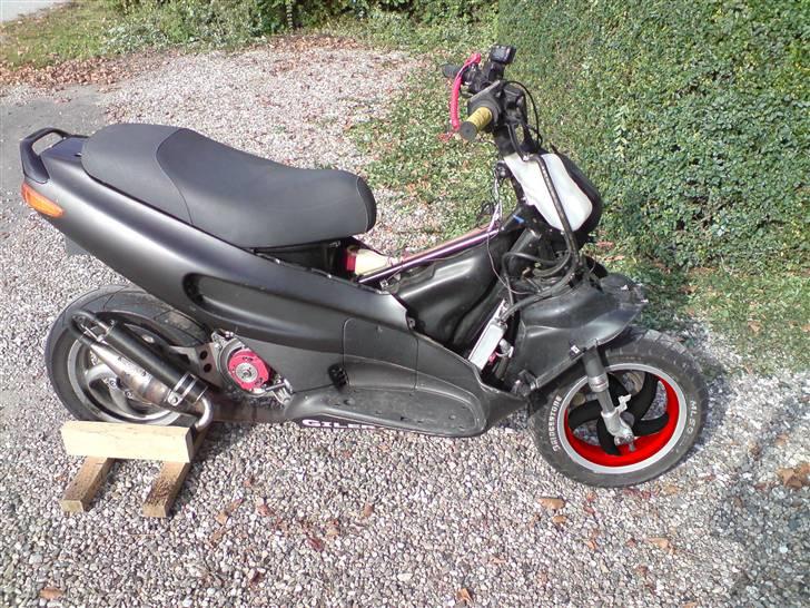 Gilera Runner TS LC DD - Lille forsmag på hvordan fælgene kommer til at se ud ;) Bliver godt nok bare blanksort, og det grå/hvide bliver højglans. :) http://www.scootergalleri.dk/html/gal_visbruger.asp?userID=143636 der har lavet det i PS (: billede 14