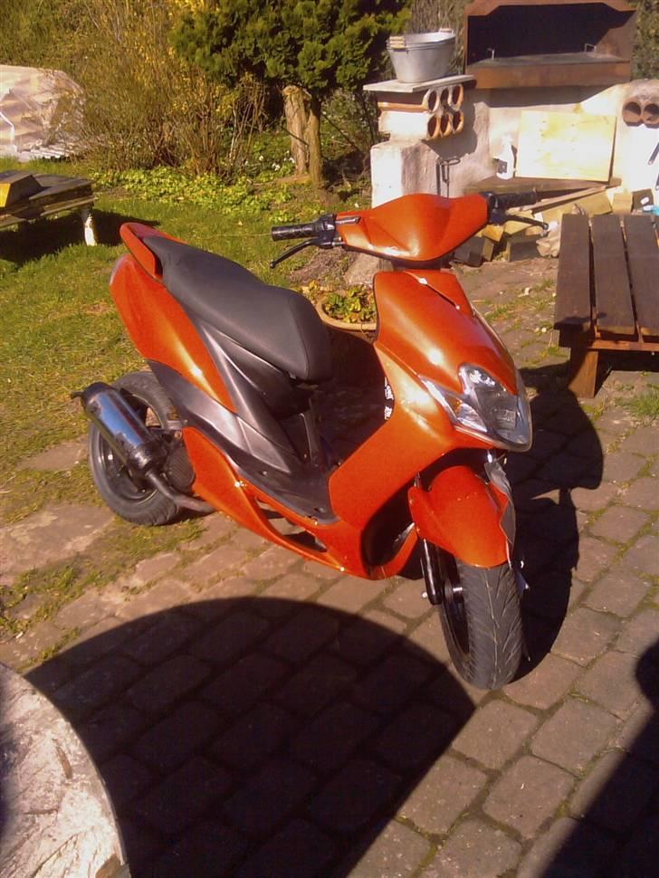 Yamaha jog R lamborghini solgt - her kan man se den når den står i sol lys  billede 4