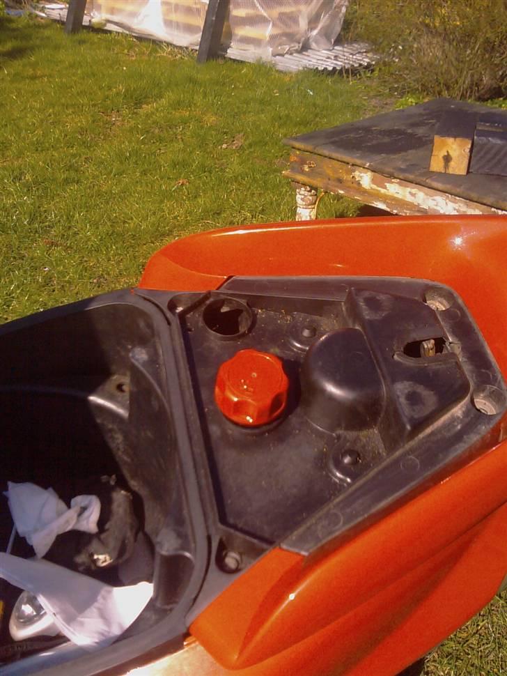 Yamaha jog R lamborghini solgt - tankdækslet også :D billede 5