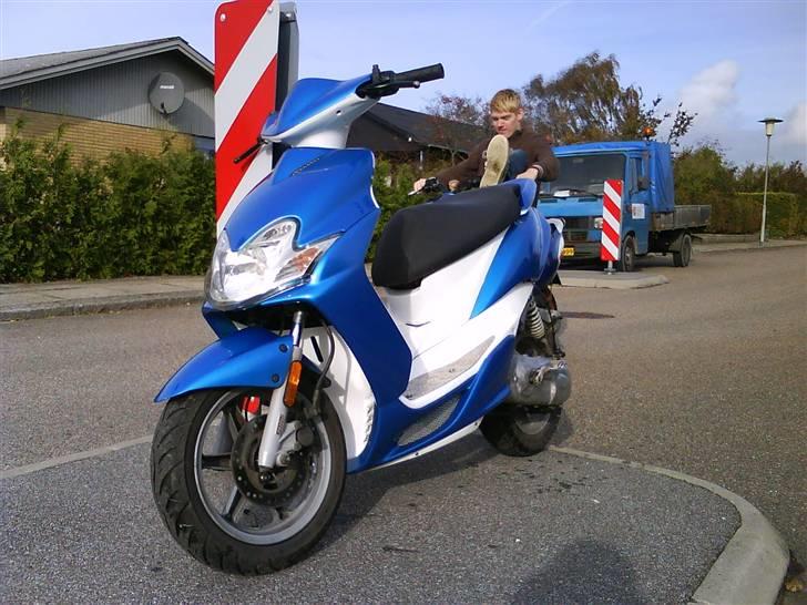 Yamaha Jog R !Byttet Til Senda! - Ja, den står lige op af sådan en "chikane-ting" fordi den stadig ingen støttefod har :( Paddy i baggrunden billede 2