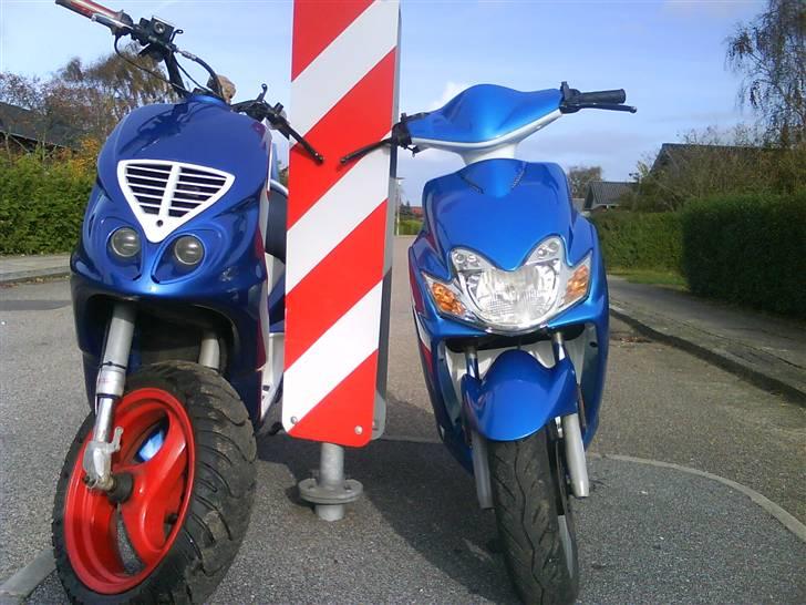 Yamaha Jog R !Byttet Til Senda! - Her er den forfra sammen med Paddy´s NRG som han gerne vil bytte til noget andet... billede 4