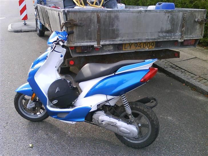 Yamaha Jog R !Byttet Til Senda! - På vej ud at drifte lidt med Patrick, og min fars murer lorte-bil i baggrunden. billede 17