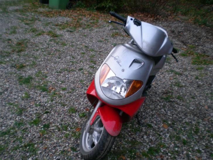 Daelim S-five SOLGT - Scooten forfra med grim forlygte :D billede 9