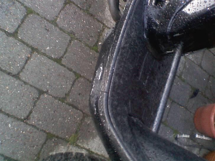 PGO Hot 50. - Nede på siden. tidliger ejer der er faldet eller sådan noget. billede 10