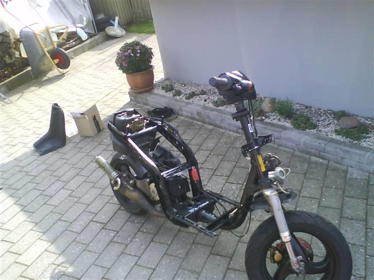 Piaggio TYPHOON / NTT - Hele stellet er renset for skidt og så lavet rust de 4 steder der nu var billede 8