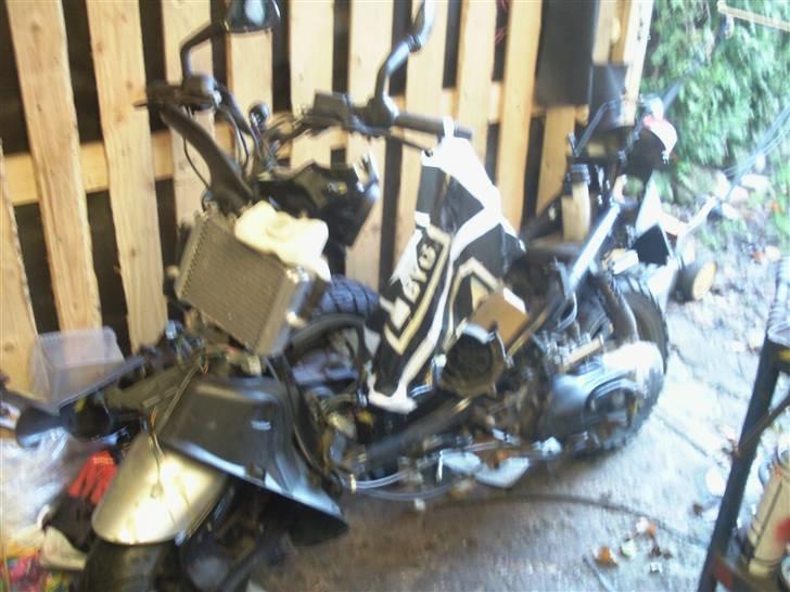 Peugeot Speedfight 2 lc - Helt færdig er den jo ikke endnu, men det arbejder hårdt på det, time for time :D billede 2