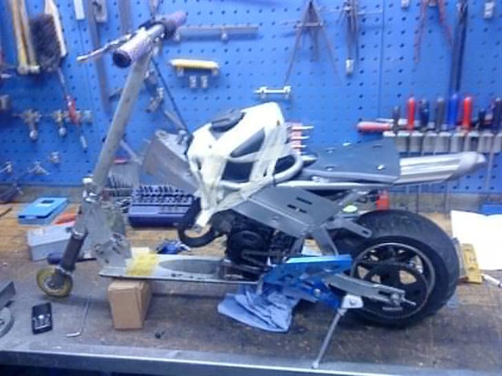 MiniBike 49 cc solgt - Da vi havde svejset alt. Og sat alt sammen. billede 1