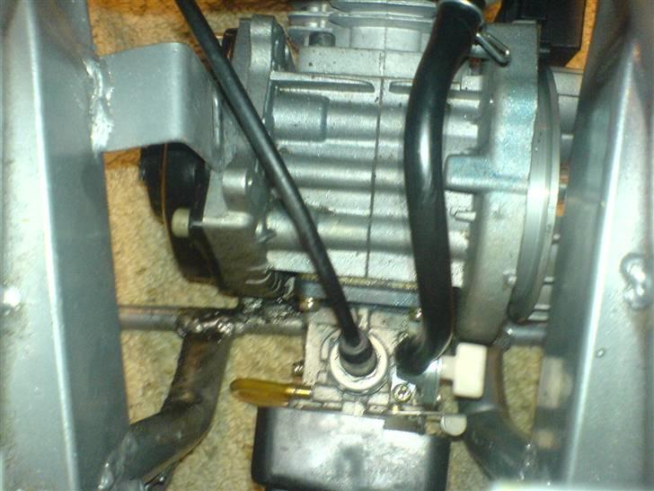 MiniBike 49 cc solgt - Motoren oppefra billede 7