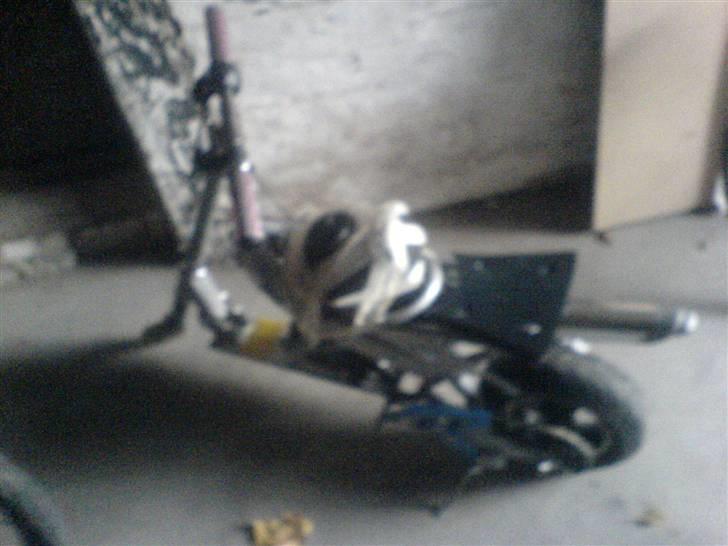 MiniBike 49 cc solgt - Nede ved min far. Da den kune mangler en anden måde at få tanken fast billede 10