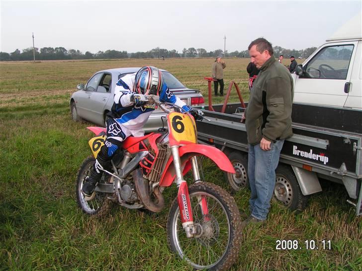 Honda 125cc TILSALG! - Monsteret bliver startet;)<3 (Med far ved siden af)XD billede 2