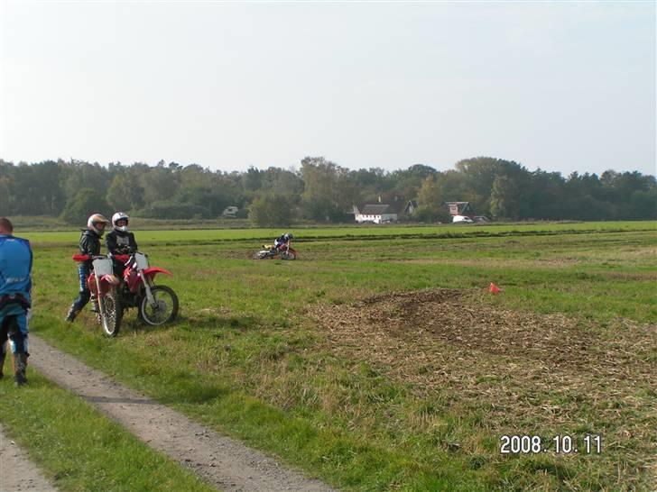 Honda 125cc TILSALG! - her vælter jeg, fik en skade i Armen:(<3 Men var klar igen.. billede 5