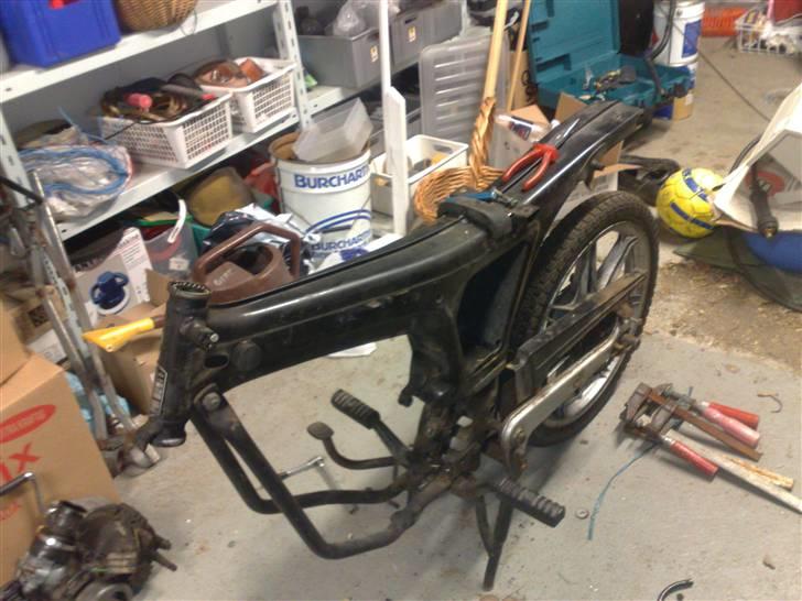 Puch monza 4sl > monza juvel - det er så det gamle stel, hvor vi fytter dem fra den her til et andet stel. vi gør det da der ikke er et stel nummer på den her, fordi det er en gamle tysker:) billede 4