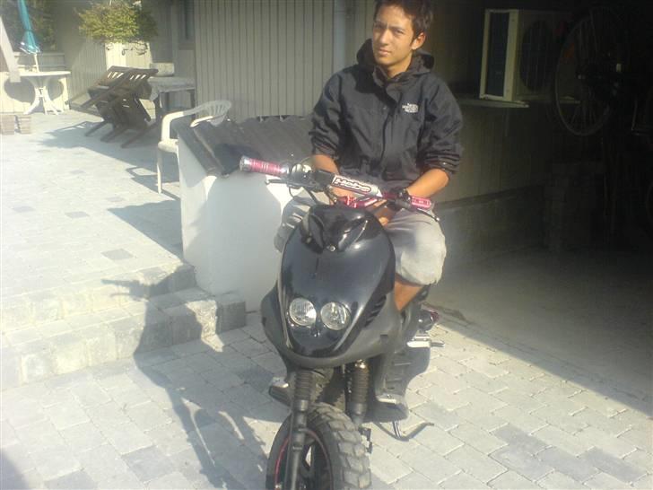 PGO Pmx sport*BYTTET TIL SSM* - Mig der sidder på, hvor jeg lige havde fået den lavet :P billede 2