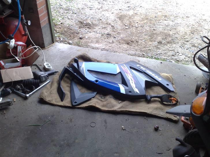 Rieju Rs2 matrix (solgt)  - Sideskjold og sidespejl, da den skulle pilles lidt ved. billede 6