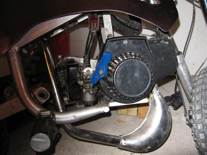 MiniBike 47cc - motoren, den er ikke så stor igen, men den kan rykke sig 55 km/t. billede 3