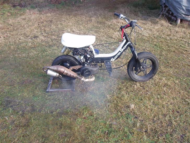 Suzuki fz/Jog solgt 5000kr. - den ryger lidt meget fordi der er lidt for meget olie i  billede 1