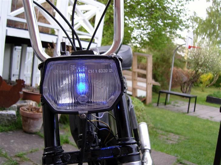 Puch Maxi P1 SOLGT - blå dioder i lygten  billede 3