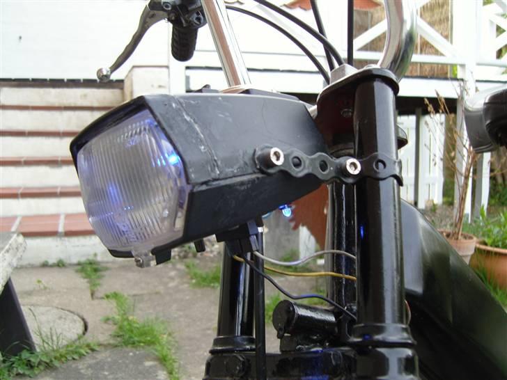Puch Maxi P1 SOLGT - blå dioder i lygten  billede 4