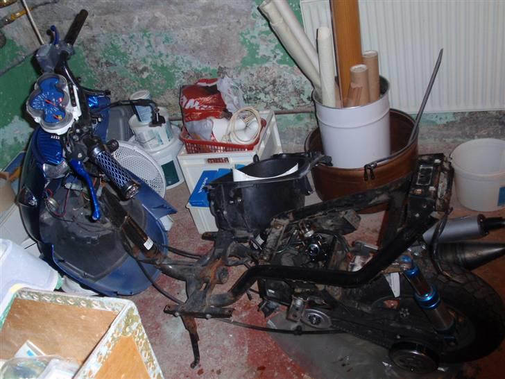 Aprilia Sonic - Før renovering (: - Sådan står den nu ;D men bliver snart malet , hvertfald i løbet af vinteren ;D billede 3