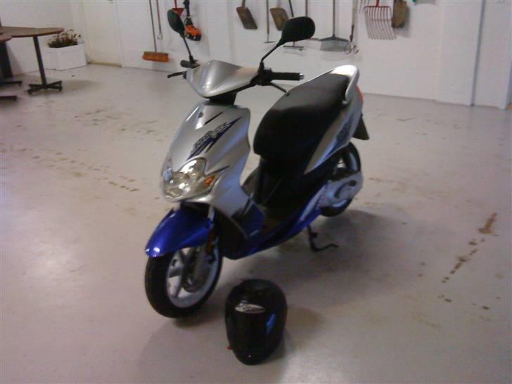Yamaha Jog R SOLGT - Spejlene er selfølgelig pillet af. billede 1
