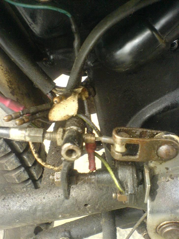 Kreidler RMC Elektonik 3gear Solgt - Det er så lidt af lednings nttet samt bagbremse. lidt for meget olie hehe. men skl renses og pudses lidt. billede 12