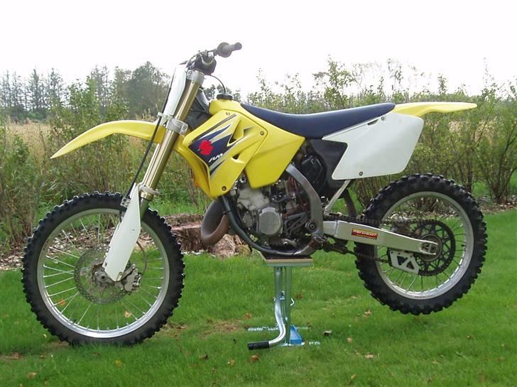 Suzuki rm 125 - ..billede taget inde stafferinger faldt af :D billede 1