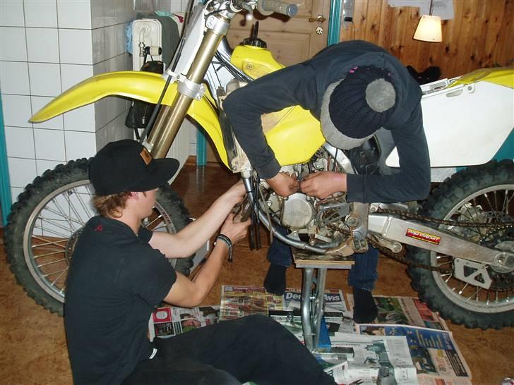 Suzuki rm 125 - ..da den fik skiftet stemple d; billede 3